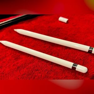 2 Apple Pencil (s)